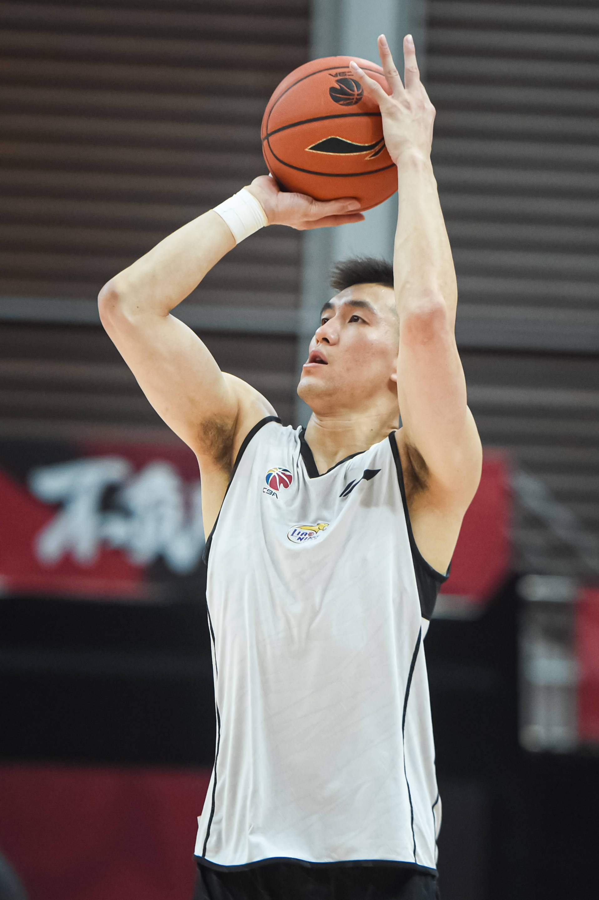 马内：范加尔在曼联想签我但没承诺出场时间，渣叔给了我承诺（马内：范加尔曼联时期欲签却未保障出场，克洛普给出明确承诺）