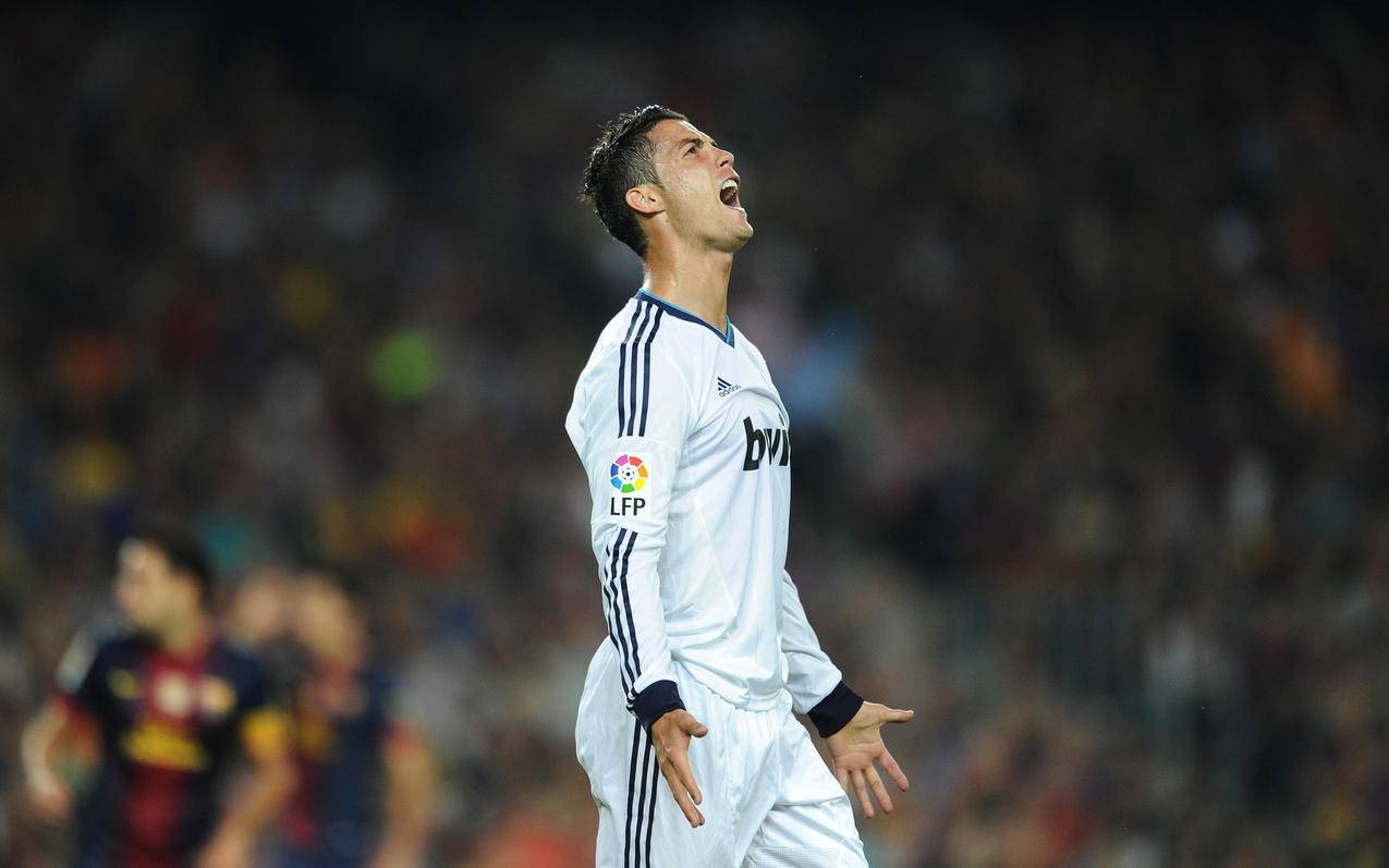 后卫关键拦截，守住关键领先（后卫致命抢断，稳住领先优势）