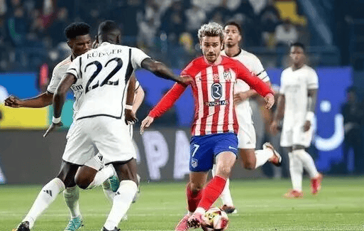 天空体育：张伯伦目前正在阿森纳训练，同时筹划下一步动向